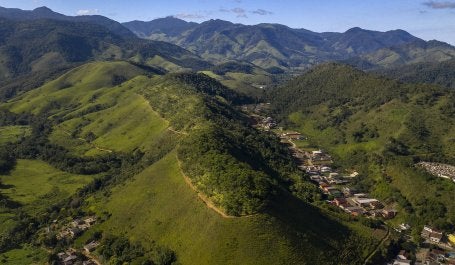 Área de topo de morro restaurada na Fazenda Pinheiros, em Lídice, estado do Rio de Janeiro