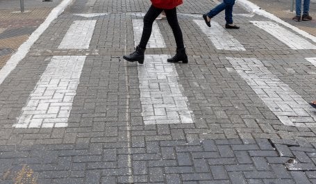 pedestres atravessando rua