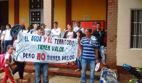pessoas no mexico protestam por questões ambientais