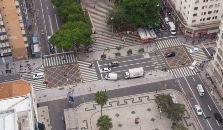 vista aérea de cidade com caminhões ao centro de intersecção