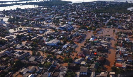 Porto Alegre castigada pelas enchentes com mais de 100 mortes e milhares de desabrigados 