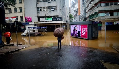 Mesmo enfrentando a falta de luz e água, moradores da região voltam para suas casas, enquanto comerciantes recorrem a barcos na tentativa de recuperar produtos que tenham escapado dos estragos causados pela pior tragédia climática já registrada no Rio Grande do Sul