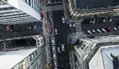 imagem aérea de rua com carros estacionados de forma organizada