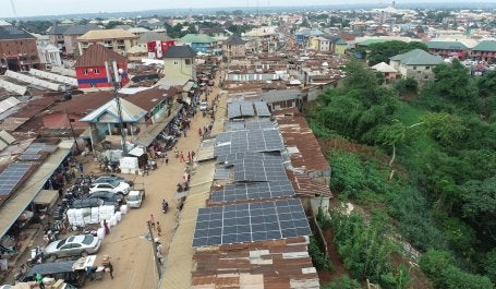 paineis solares instalados em comunidade na nigéria
