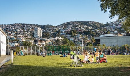parque urbano com bairro ao fundo