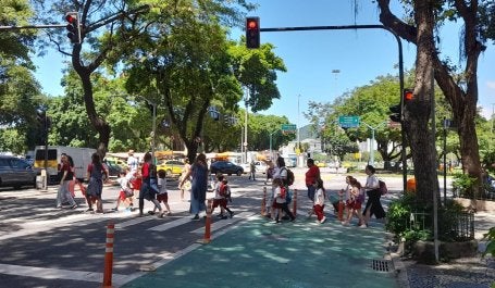 crianças atravessam a rua