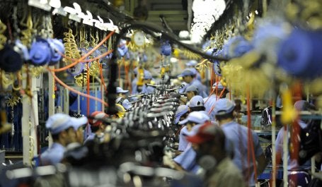 Fábrica da Yamaha. Linha de montagem de motocicletas. Chão de fábrica.