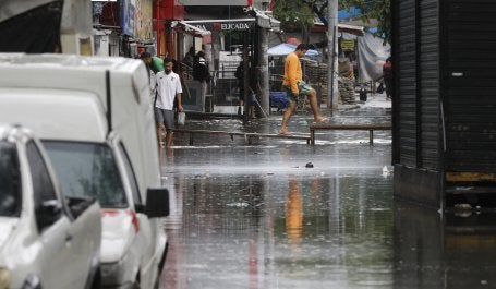 Moradores e comerciantes da comunidade de Rio das Pedras, zona oeste da cidade, sofrem com alagamentos devido às chuvas intensas que causaram estragos em vários pontos do Estado do Rio de Janeiro.
