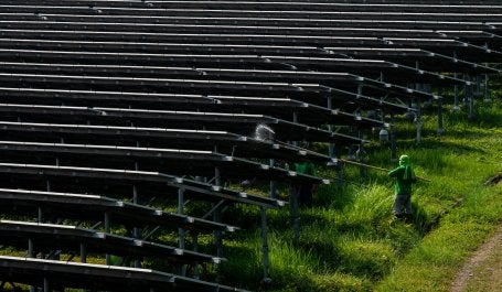 paineis solares recebendo manutenção na venezuela