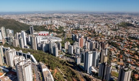 foto de cidade com prédios e casas