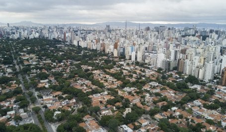 vista aérea de São Paulo com divisão clara entre bairros de casas e bairros adensados, com muitos prédios