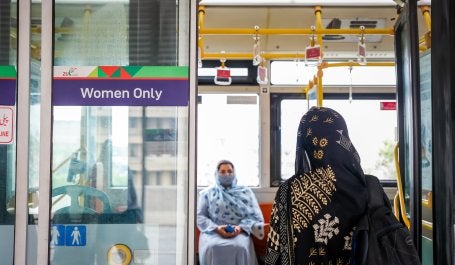 mulher embarca em vagão exclusivo para mulheres