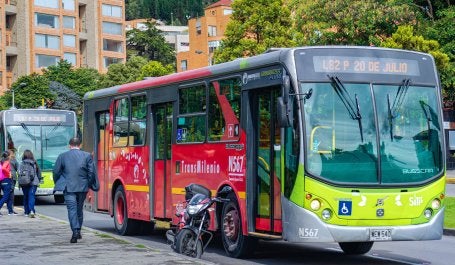 ônibus elétrico com dizeres transmilênio na lateral