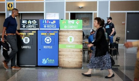 lixeiras de diferentes tipos de lixo em aeroporto
