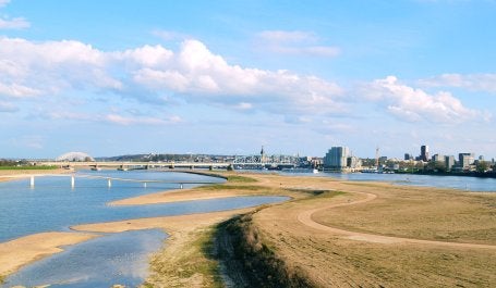 espaço para o rio em Nijmegen, uma grande área alagável que funciona como espaço público