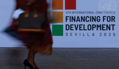 mulher caminha em conferência de financiamento de brasilia