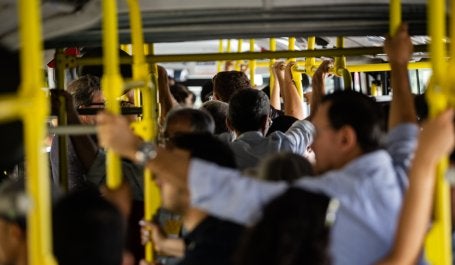 pessoas em ônibus cheio