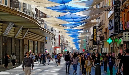 Rua coberta por lonas