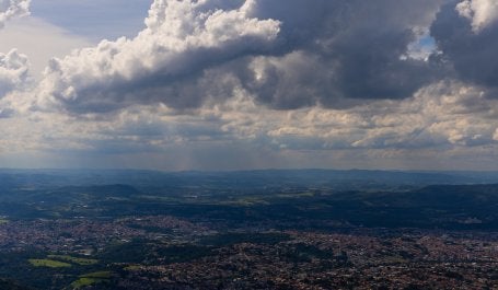 Imagem mostra nuvens acima de cidade de Campinas, em São Paulo