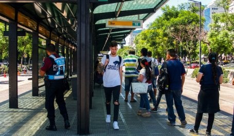 Foto mostra pessoas em ponto de ônibus em Buenos Aires