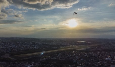 A imagem mostra uma vista aérea de Belo Horizonte, destacando o céu da cidade