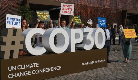 pessoas na entrada da cop30