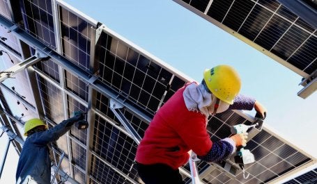 Homem trabalha na instalação de painel solar
