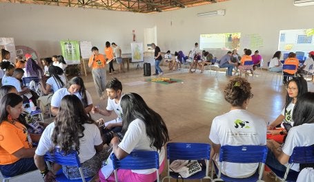 Imagem mostra jovem participando de uma oficina de justiça climática