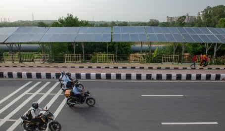 paineis solares em rua na índia
