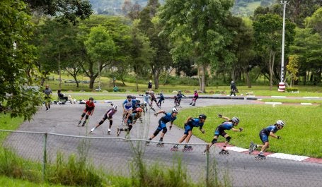 Grupo de pessoas patinando em um parque