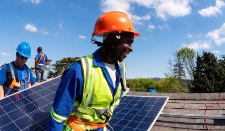 Homem negro faz instalação de placas solares
