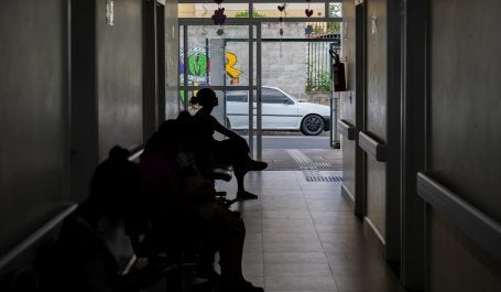 silhueta de mulheres em sala de espera de centro de saúde