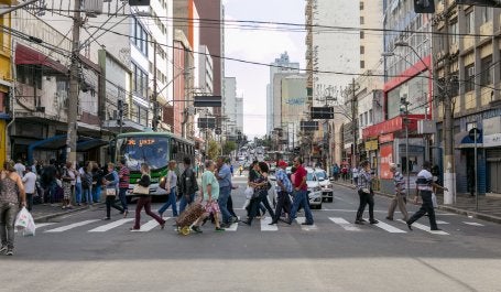 pedestres atravessam avenida em campinas