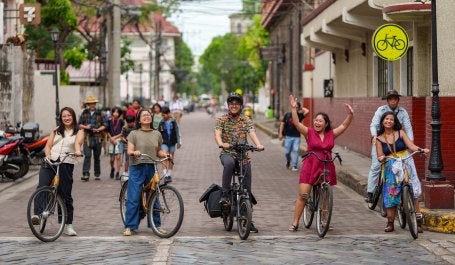 Grupo de pessoas andando de bicicleta 