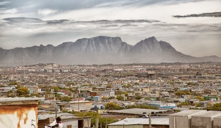 imagem ampla mostrando uma cidade 