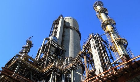 Imagem mostra estrutura de fábrica e céu azul ao fundo