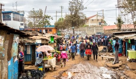 Kibera, na periferia de Nairóbi, no Quênia, é um dos maiores assentamentos informais da África. 