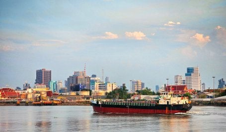 O bloqueio do Estreito de Hormuz interrompeu o fluxo de petróleo, gás natural e fertilizantes para outras partes do mundo. (Foto: Somkanae Sawatdinak/Shutterstock)