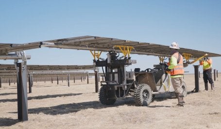 Técnicos instalam um painel solar no Texas, Estados Unidos. 