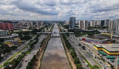 Vista aérea de São Paulo, destacando o canal e o horizonte da cidade em um dia nublado / Imagem: pexels/lpbarretojpg