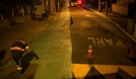 Equipe durante pintura na Rua Joel Carlos Borges, em São Paulo (foto: Victor Moriyama/WRI Brasil)