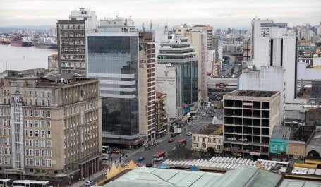 Edifícios mais eficientes contribuem para criar oportunidades econômicas, sociais e ambientais. Na foto, região central de Porto Alegre (foto: Daniel Hunter/WRI Brasil)