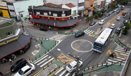 Após teste em intervenção temporária, São Paulo implementou de forma permanente pinturas que aumentam a segurança dos pedestres no bairro Santana, na Zona Norte da cidade (Foto: Joana Oliveira/WRI Brasil)