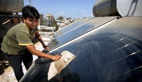 Painel solar em Mumbai, Índia (Foto: Flickr/The Climate Group)