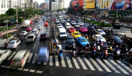 Pagar por cada viagem de aplicativos pode motivar a pessoa a optar por modos mais sustentáveis de transporte (Foto: Bernard Spragg.NZ/Flickr)