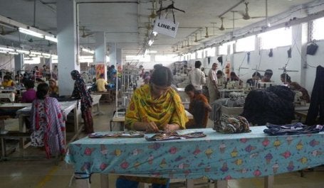 Fábrica de roupas em Daca, Bangladesh (Foto: Tareq Salahuddin/Wikimedia Commons)