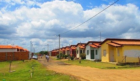 Casas de um empreendimento do Minha Casa, Minha Vida em Antonio Cardoso, na Bahia (foto: Paulomedford/Wikimedia Commons)