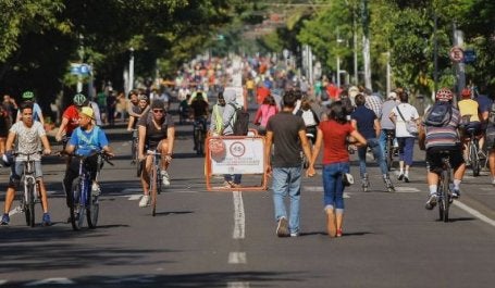 Pedestres e ciclistas em um domingo na Via RecreActiva (foto: Photo: Via RecreActiva Guadalajara)