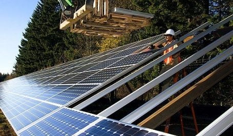 homem instala painel solar nos estados unidos