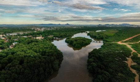 Imagem aerea mostra o rio Jucu, no Espírito Santo